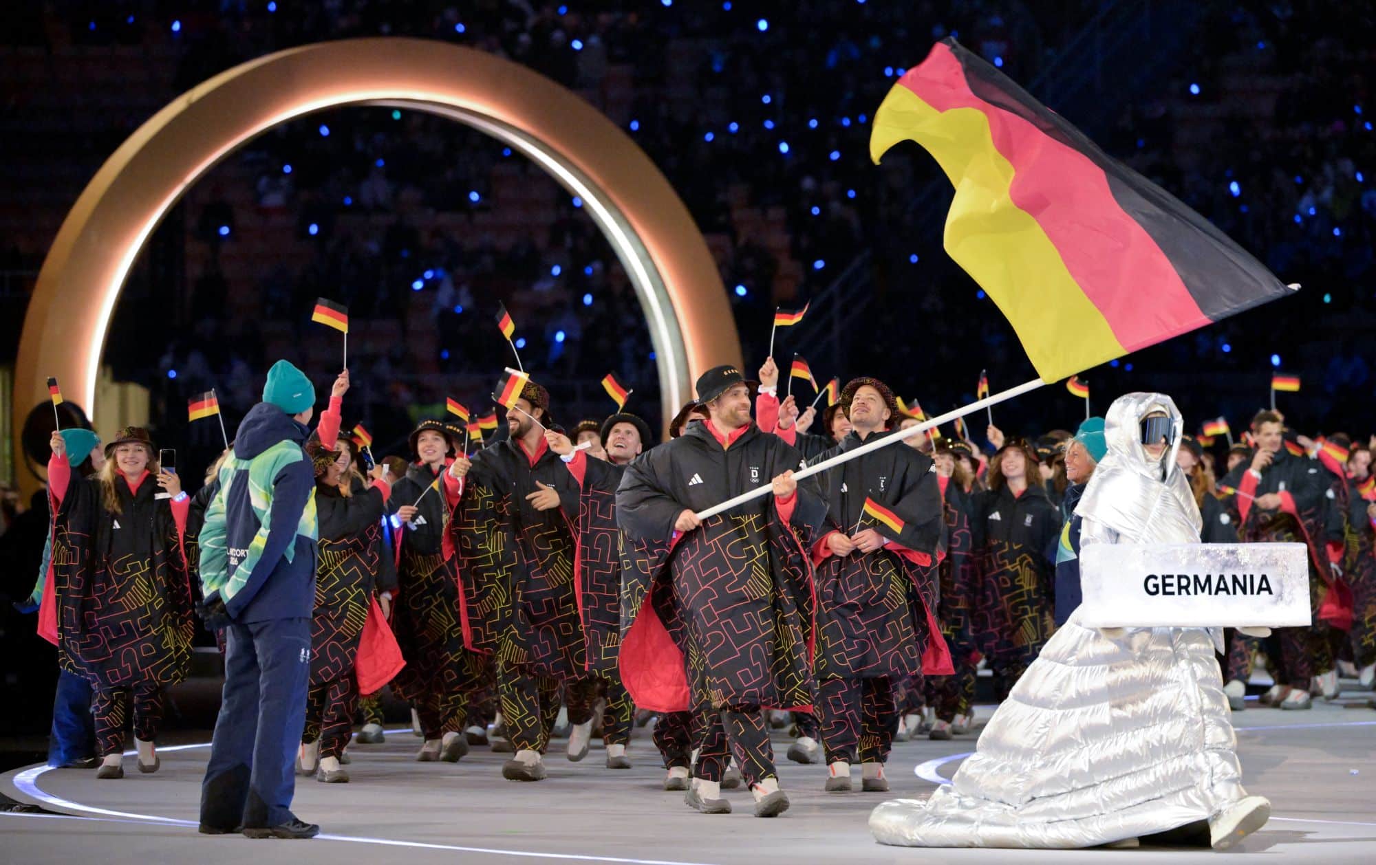 Leon Draisaitl war bei der Eröffnungsfeier der Olympischen Winterspiele 2026 der Fahnenträger