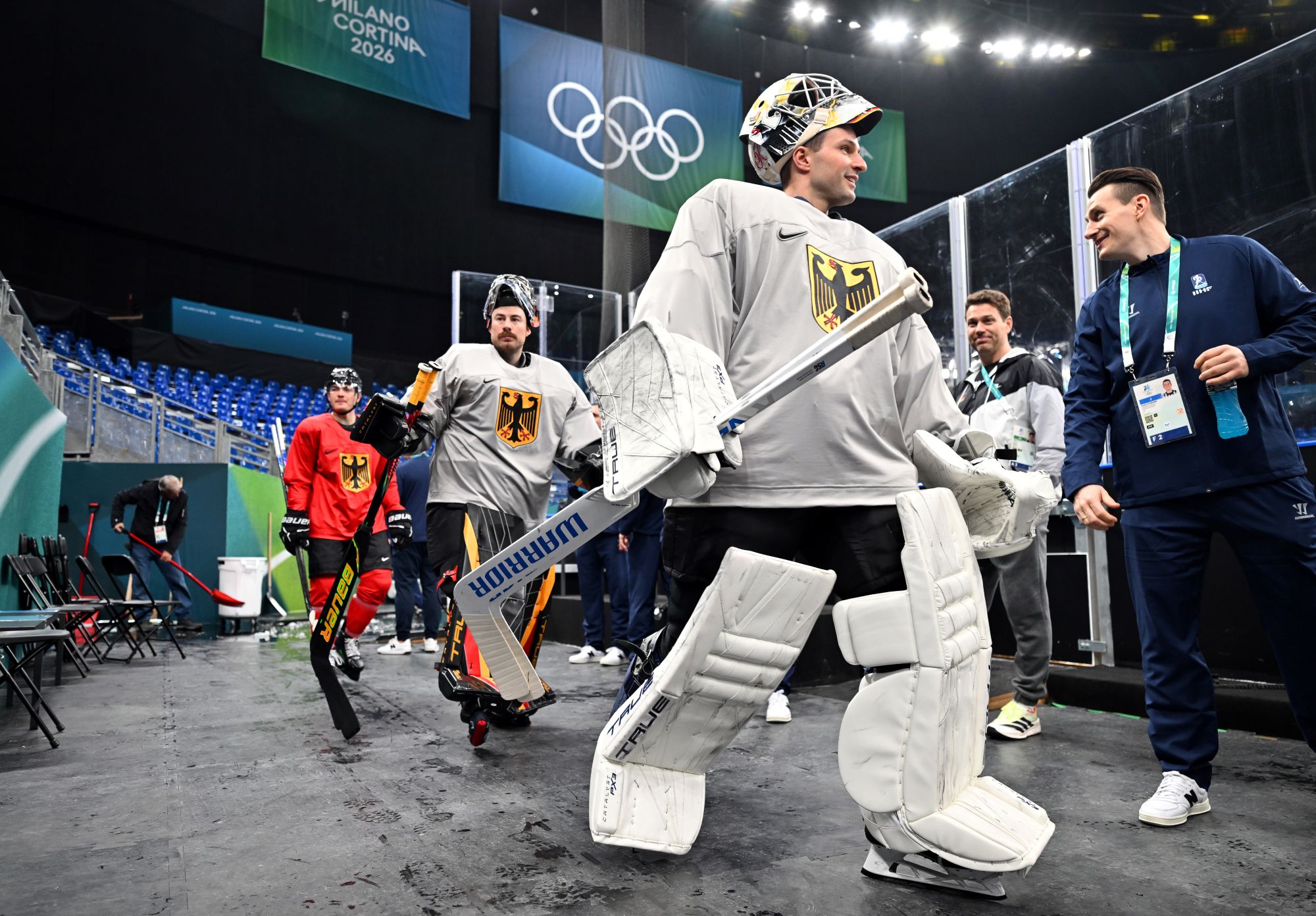 Die deutschen Torhüter Mathias Niederberger (vorne) und Philipp Grubauer beim Training in Mailand. Foto: dpa/picture alliance
